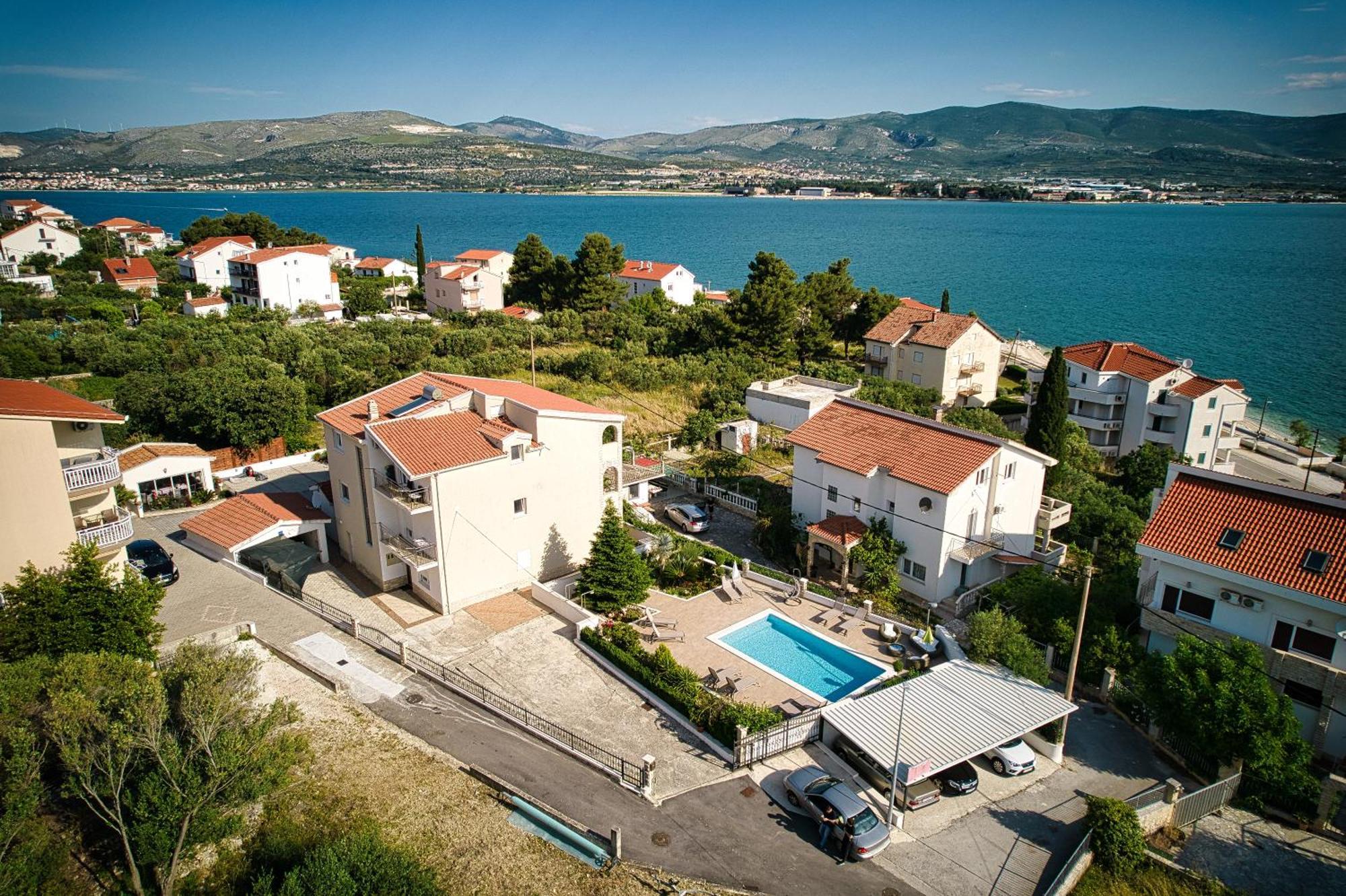 Apartments Brico - Heated Pool تروغير المظهر الخارجي الصورة
